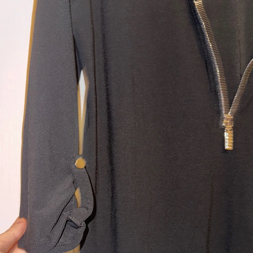 Chic Black Zippered Blouse - Picture 5 of 7